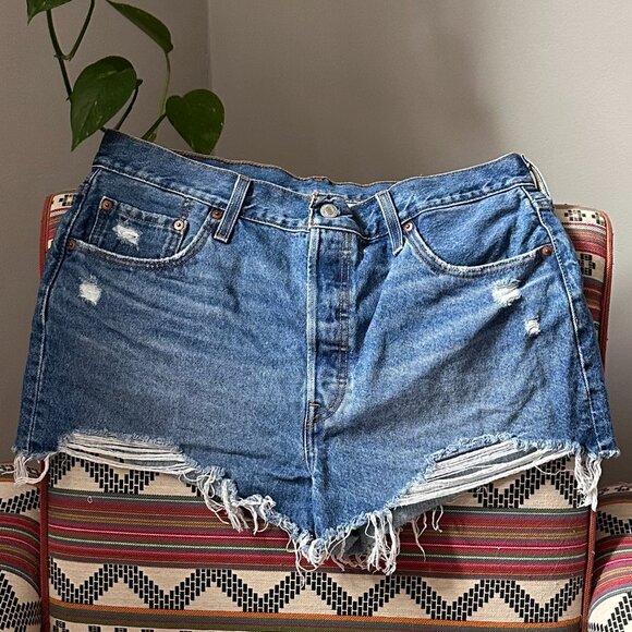 Levi's Women's 501 Original Shorts - Size 34 - NWOT - Picture 2 of 4